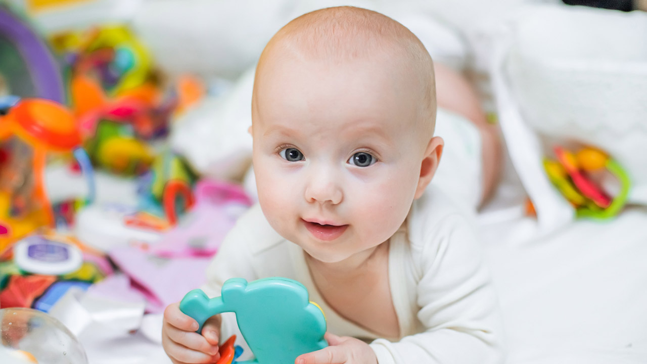 Changer couche bébé : Interagir par le jeu et la communication 